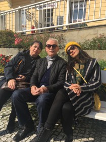 Im September 17 ging es nach Marienbad in Tschechien, wo meine Eltern ihren 50sten Hochzeitstag mit der Familie feierten. Da meine Ma keine goldene Pappkrone aufsetzen wollte, zwang ich meinen Pa auf diesem Foto eine Mädchensonnenbrille zu tragen.