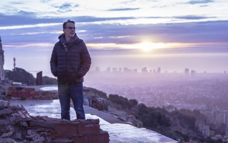 Hier seht Ihr in wunderschöner Sonnenaufgangskulisse unseren Regisseur Marcus Sternberg stehen. Der beste und schönste Regisseur ever!